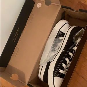 Low top converse sneakers